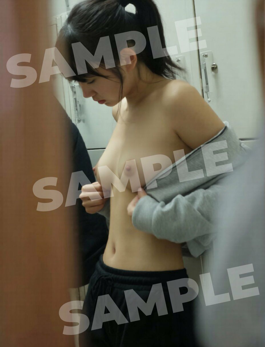 AIでしか覗けない、好奇心と背徳感の世界「更衣室」IIーnakedー サンプル画像3