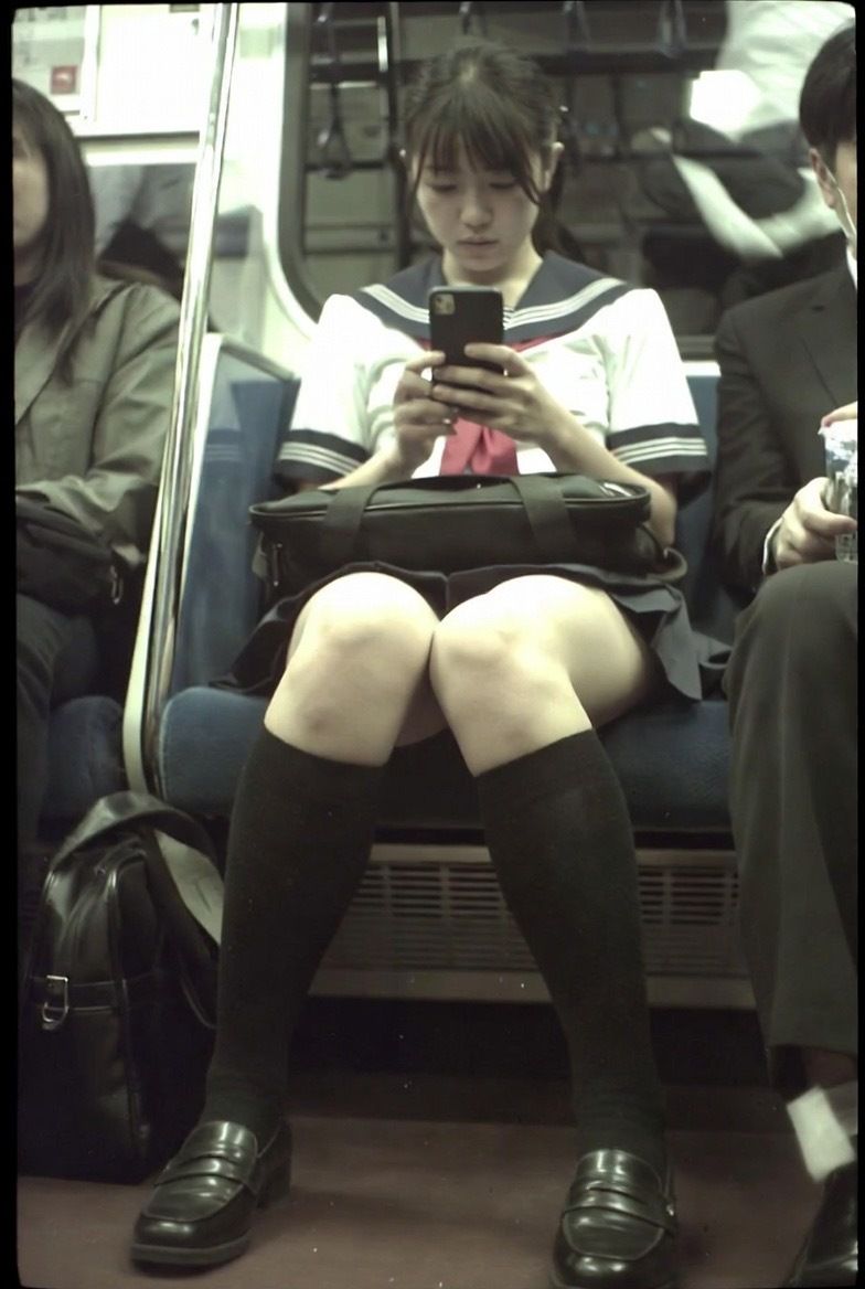 NAI-001 地下鉄JK太もも覗き 〜AI美女の無防備なスマホ画面とむっちり太もも〜 サンプル画像10