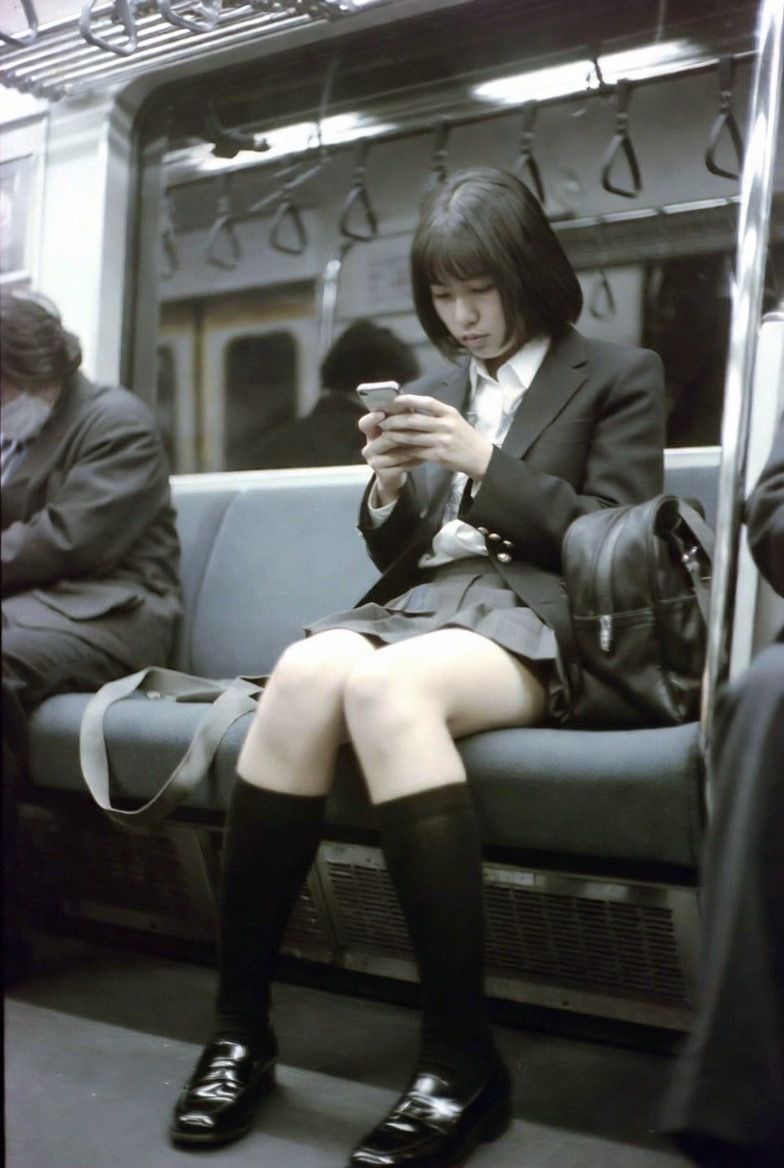 NAI-001 地下鉄JK太もも覗き 〜AI美女の無防備なスマホ画面とむっちり太もも〜 サンプル画像2