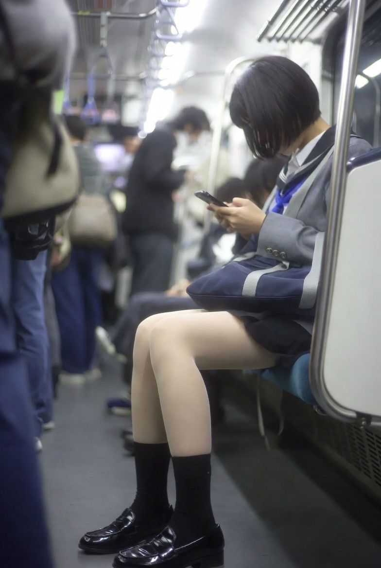 NAI-001 地下鉄JK太もも覗き 〜AI美女の無防備なスマホ画面とむっちり太もも〜 サンプル画像7