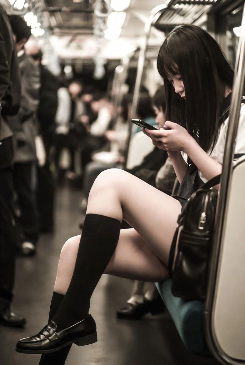 NAI-001 地下鉄JK太もも覗き 〜AI美女の無防備なスマホ画面とむっちり太もも〜 サンプル画像9