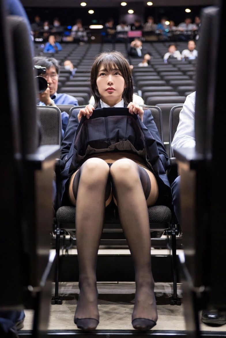 NZAI-006 興奮する観客席の太もも 〜後ろから・下から・横から覗くAI美女〜 サンプル画像1
