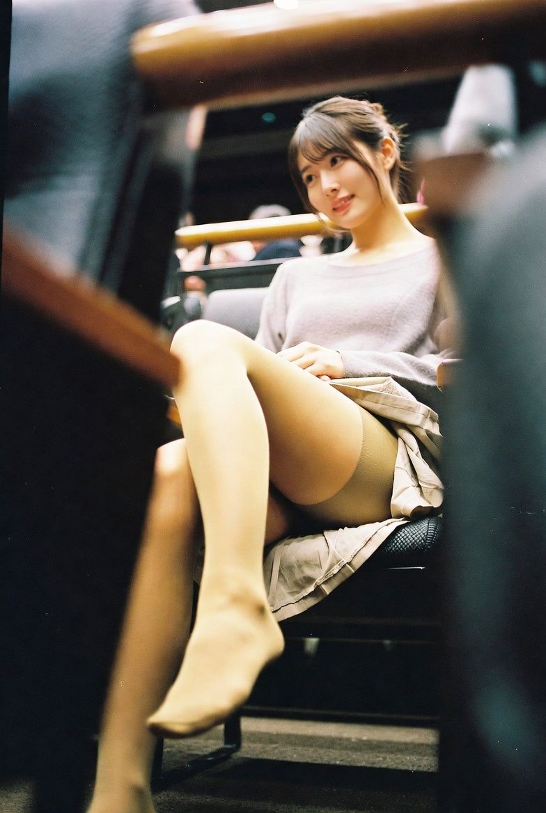 NZAI-006 興奮する観客席の太もも 〜後ろから・下から・横から覗くAI美女〜 サンプル画像7