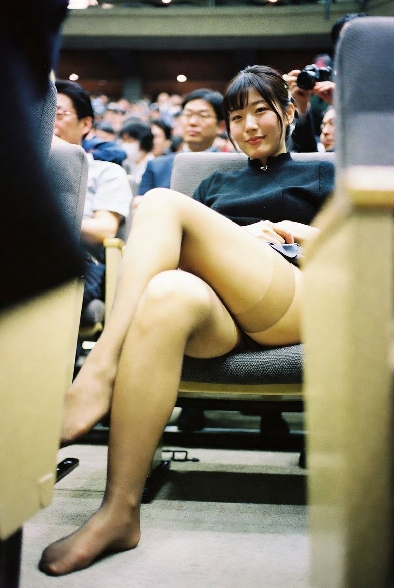 NZAI-006 興奮する観客席の太もも 〜後ろから・下から・横から覗くAI美女〜 サンプル画像9