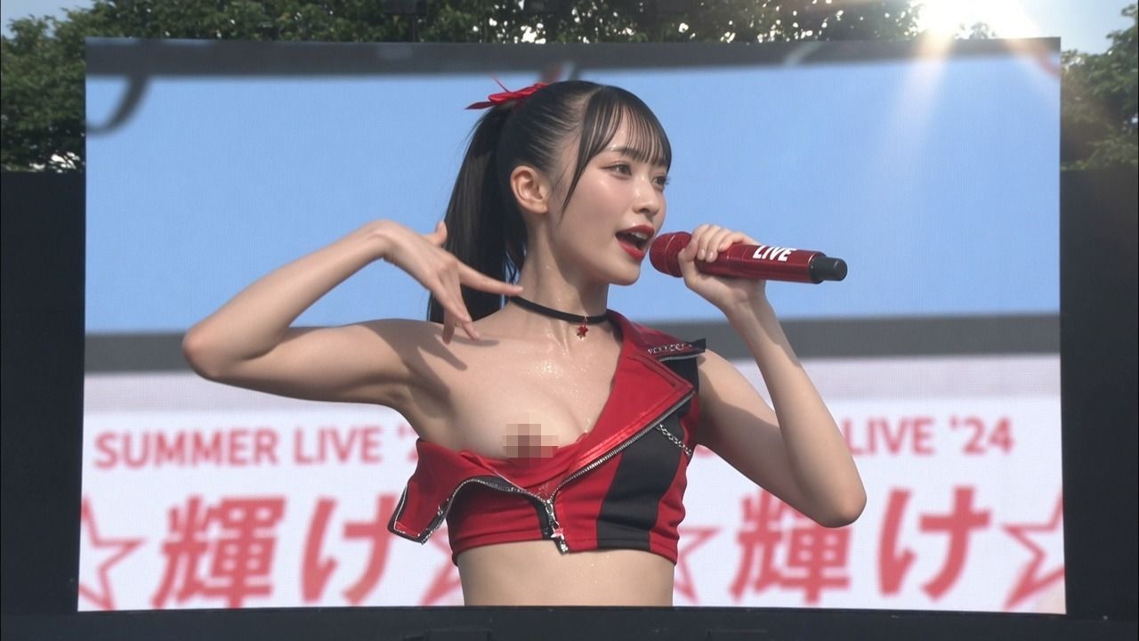 【78人】一眼レフ高速連写が捉えた 野外ライブでのアイドル本気ポロリ78連発【完全版】 サンプル画像4