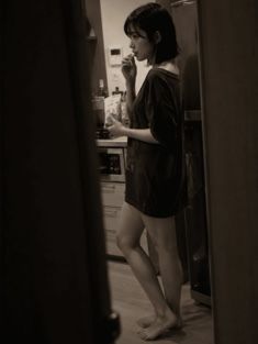 【AIグラビア】「ダメだよ？」と言いながら視線で誘う…ベッドの上の無防備なひなちゃん 60P サンプル画像4