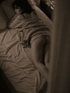 【AIグラビア】「ダメだよ？」と言いながら視線で誘う…ベッドの上の無防備なひなちゃん 60P サンプル画像8