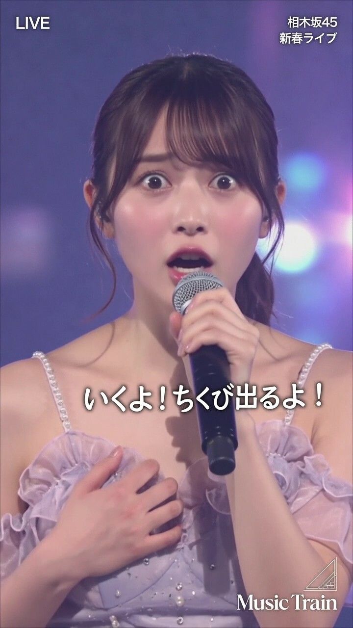 アイドルがライブ中にテンション上がりすぎて「出るよ！乳首出るよ！」と叫びながら服を破り捨ておっぱい全開！  大勢のファンが見てる前で乳首見せびらかし連発の衝撃映像 サンプル画像3