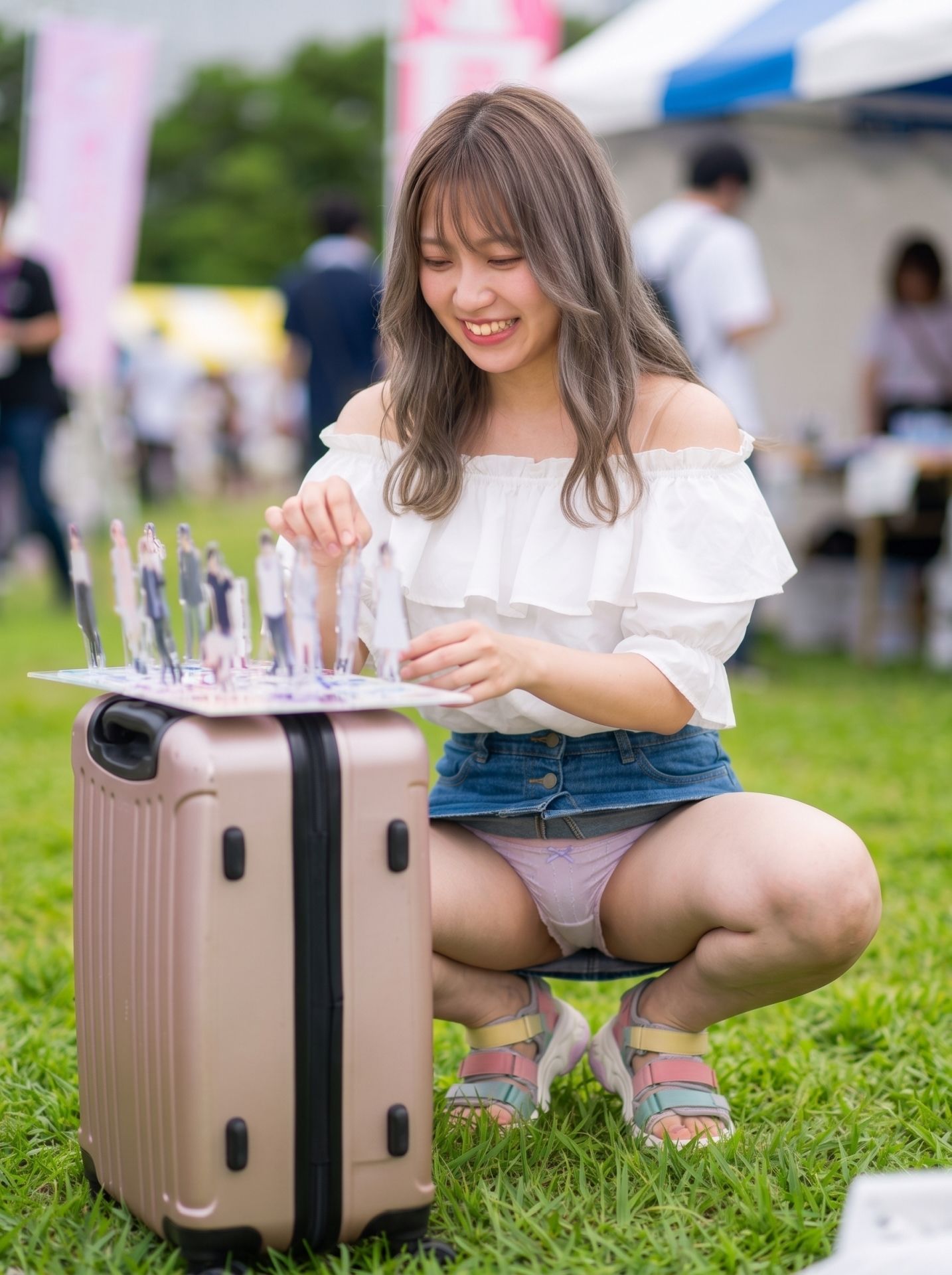 同人イベントの無防備すぎる座りパンチラ盗撮特大号・視線誘導で楽しむ16のラッキーストーリー サンプル画像9