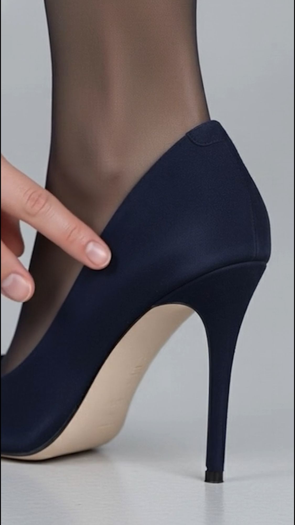 【脚・胸】バーチャルRQ:パンストを包む肉感的な「あんよ」の至近距離観察 サンプル画像6