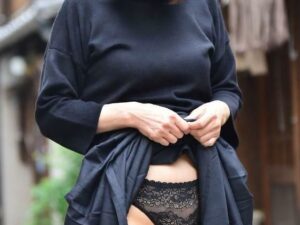 お姉さんお小遣いあげるからパンツ見せてもらえませんか