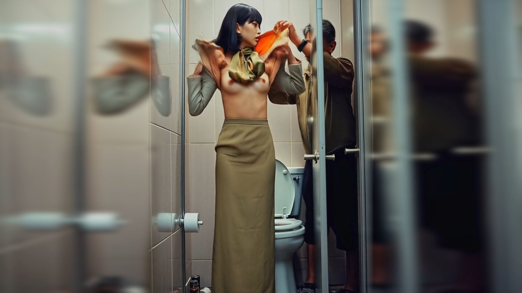 妄想13 CA トイレに潜む危険 AI生成動画 サンプル画像3