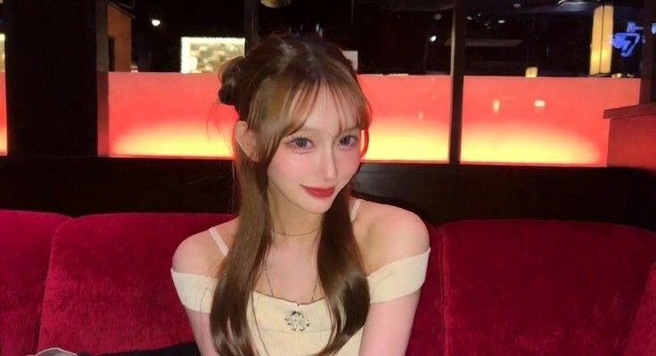 【キャバ嬢33人】いきなり服を脱いでガニ股腰振り変態ダンス【周りも唖然！！】 サンプル画像2