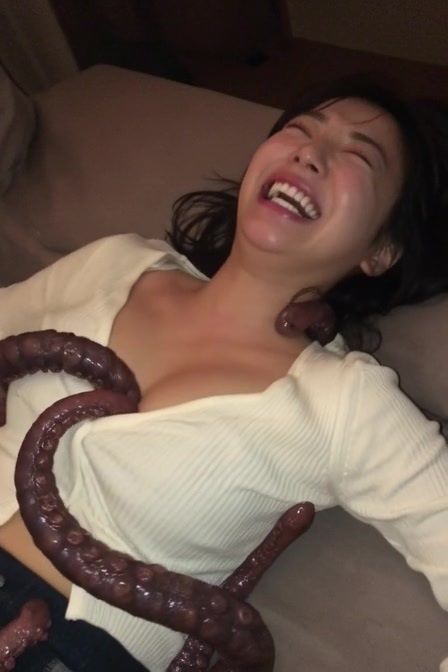 【実写AI動画】ラブホ女子会のおふざけで触手に遊ばれ感じてしまい、友達に撮影された女 サンプル画像6