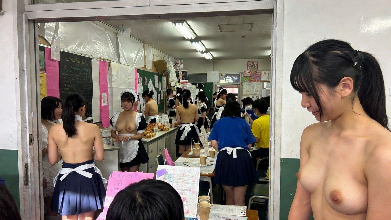 学園祭でおっぱい丸出しのメイドカフェ！授乳体験あり！ サンプル画像1